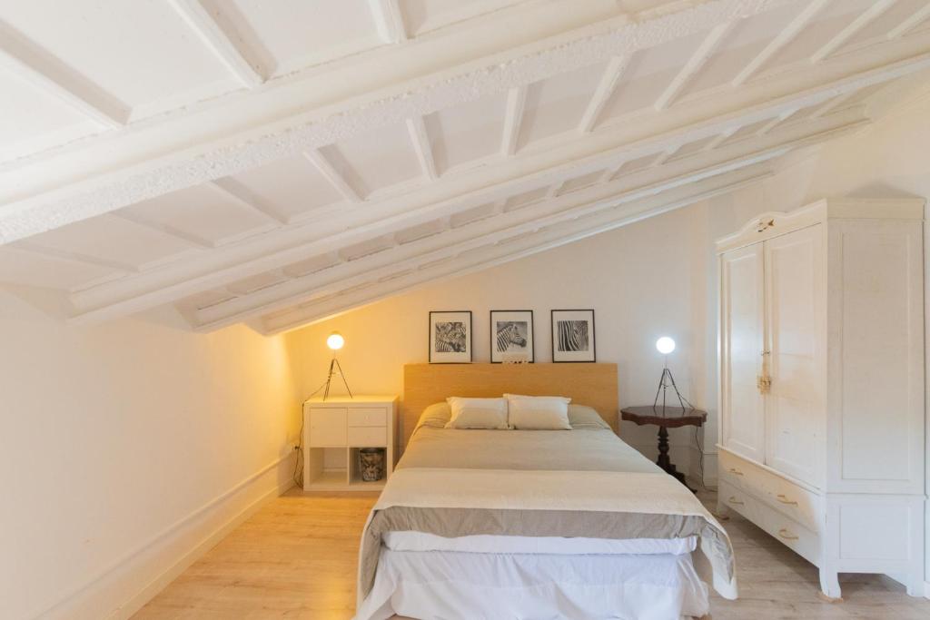 Postel nebo postele na pokoji v ubytování Pintor - Rustic Mallorquin town house 3 bedrooms and pool in Caimari