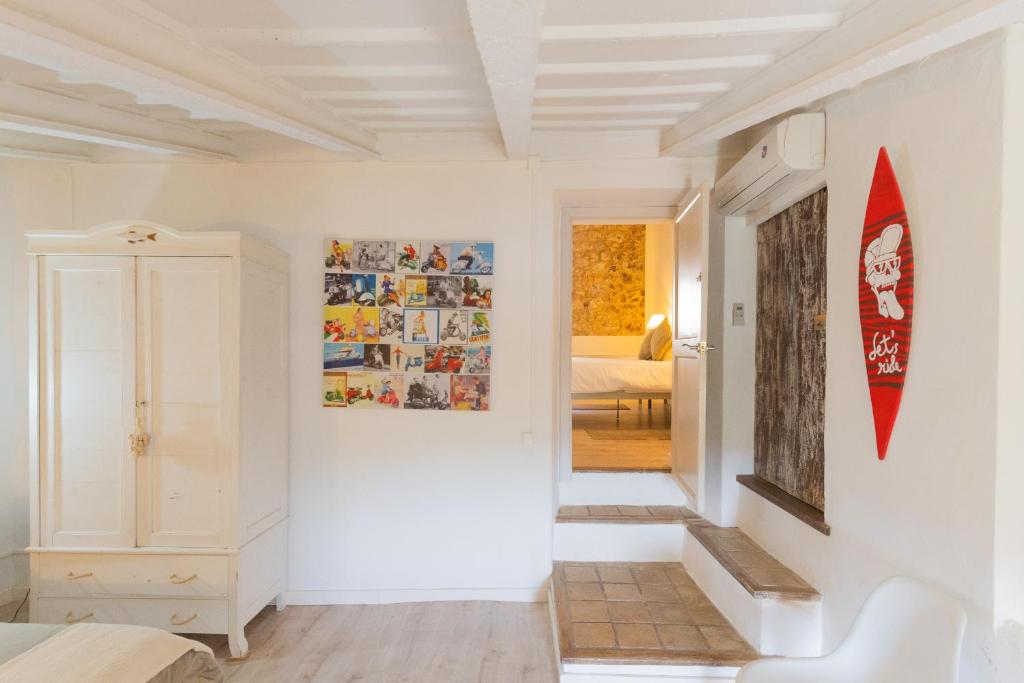 Postel nebo postele na pokoji v ubytování Pintor - Rustic Mallorquin town house 3 bedrooms and pool in Caimari