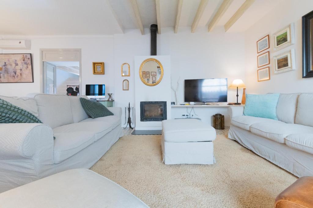 TV a/nebo společenská místnost v ubytování Pintor - Rustic Mallorquin town house 3 bedrooms and pool in Caimari