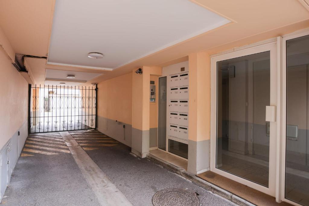 Zdjęcie z galerii obiektu IMMOGROOM - Duplex with air conditioner - 5 min from the beach - Suquet w Cannes