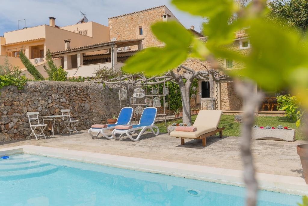 Bazén v ubytování Pintor - Rustic Mallorquin town house 3 bedrooms and pool in Caimari nebo v jeho okolí