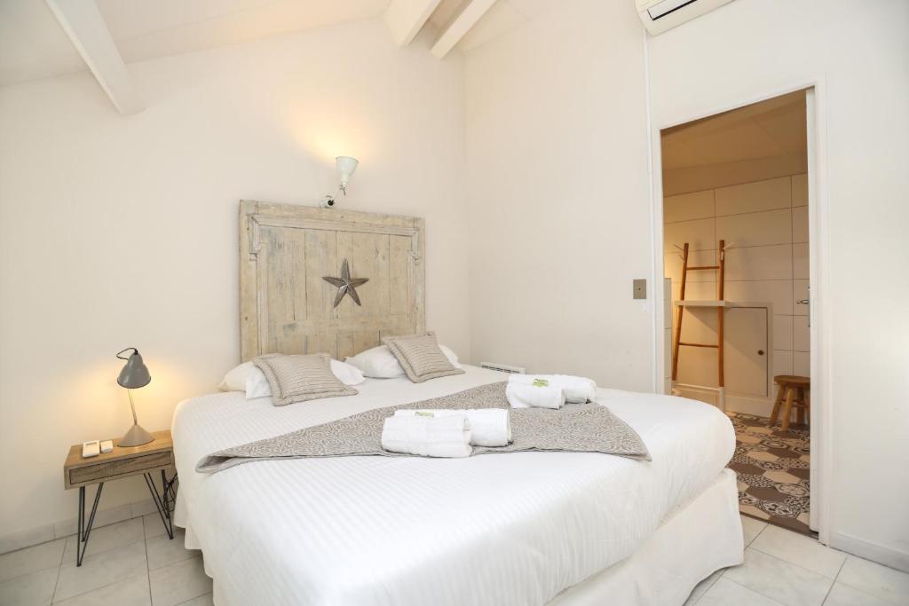 sypialnia z dużym białym łóżkiem z ręcznikami w obiekcie IMMOGROOM - Duplex with air conditioner - 5 min from the beach - Suquet w Cannes