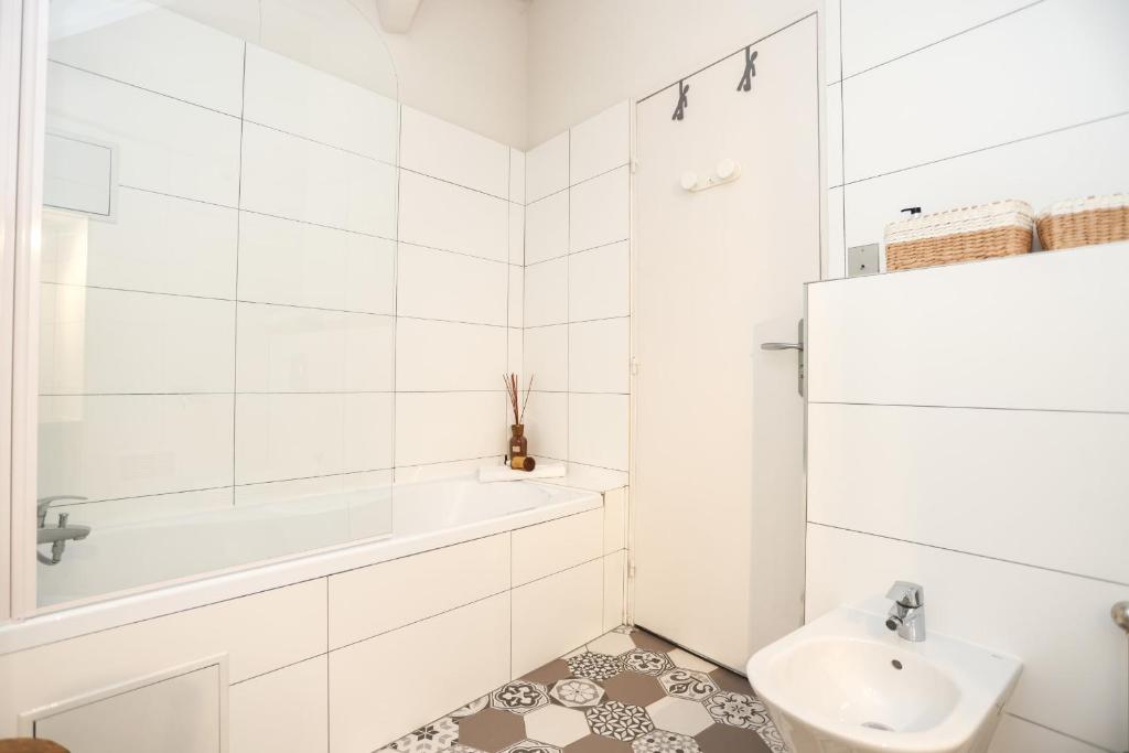 Łazienka w obiekcie IMMOGROOM - Duplex with air conditioner - 5 min from the beach - Suquet