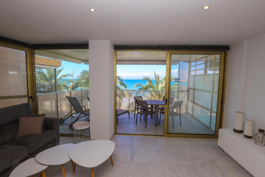sala de estar con vistas al océano en DIFFERENTFLATS Barcino, en Salou