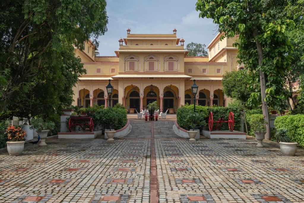 un gran edificio con un patio delante de él en Hotel Narain Niwas Palace, en Jaipur