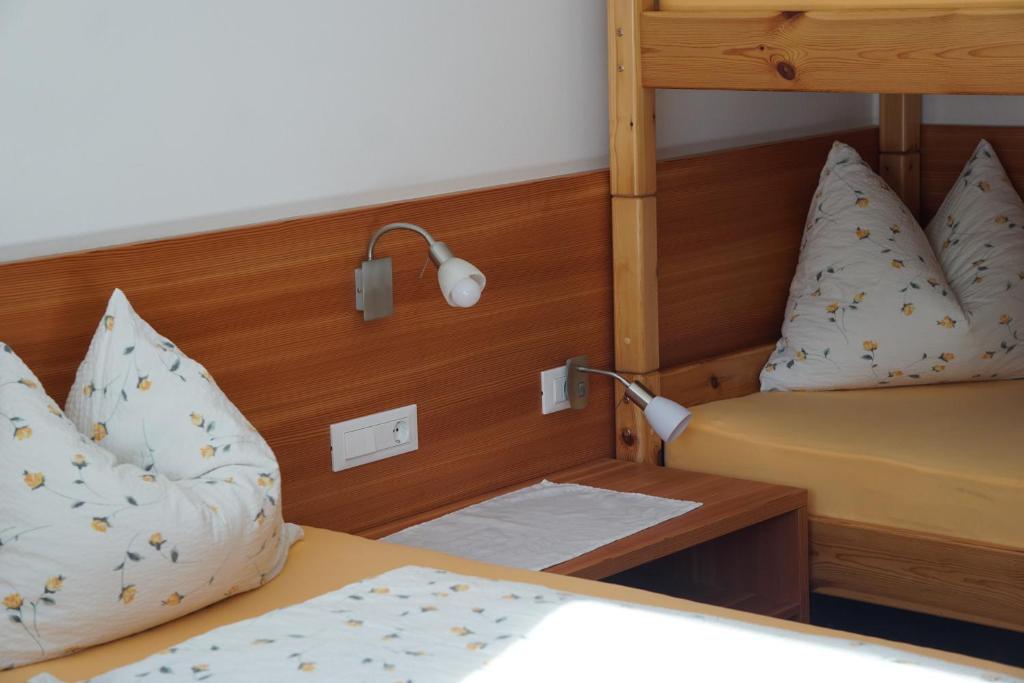 A bed or beds in a room at Waalhof Ferienwohnung Apfelblüte
