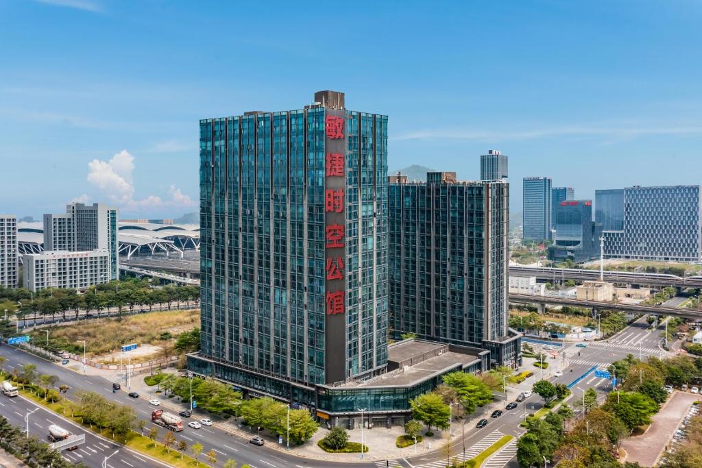 uma vista aérea de um edifício alto numa cidade em April Fair Duplex Apartment Guagnzhou South Railway Station Min Jie Branch em Guangzhou