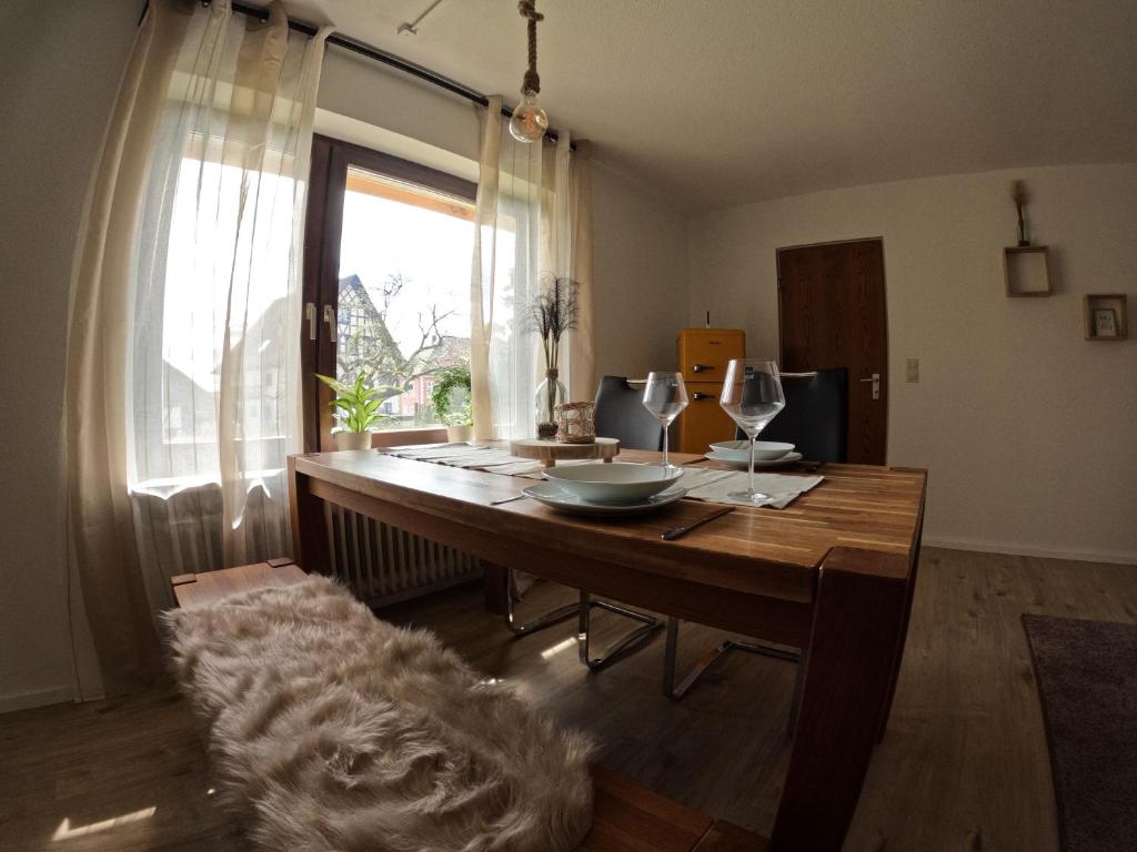 comedor con mesa y ventana grande en J&J Apartment en Wutöschingen