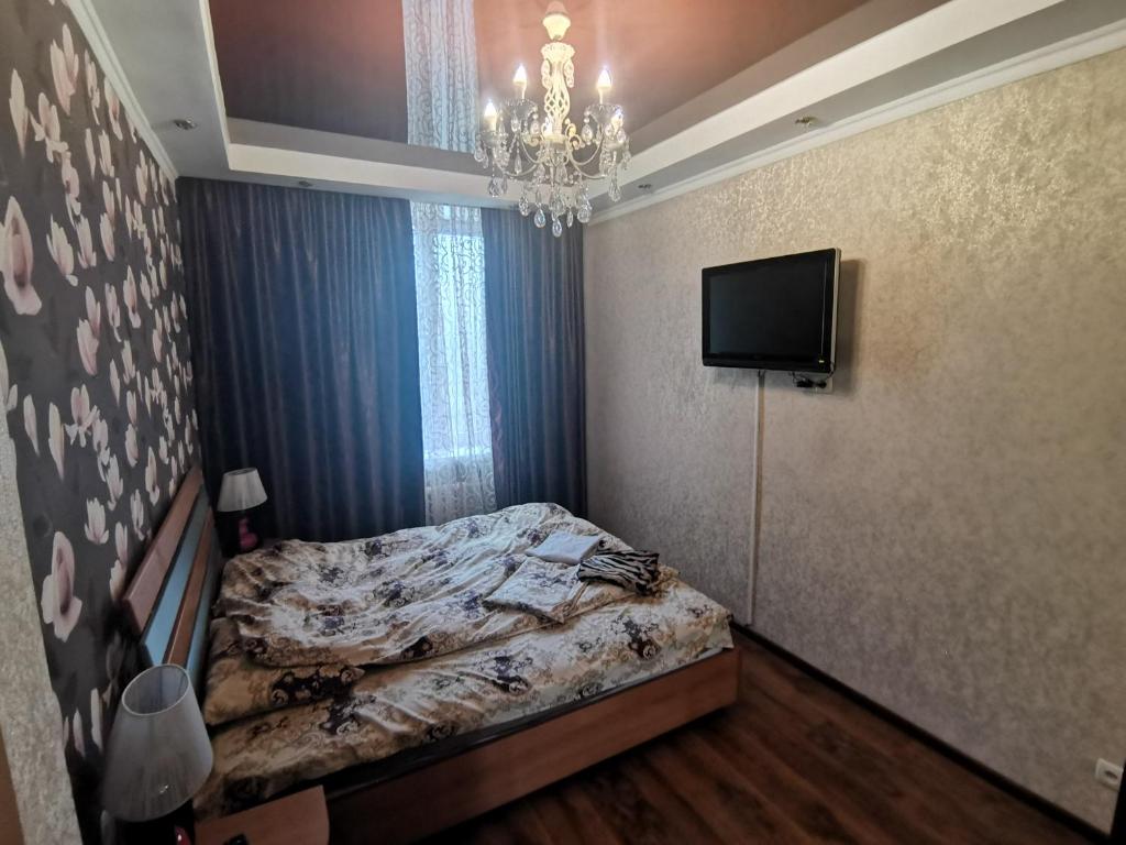 ザポリージャにあるApartment Lux Centr 2BedRooms near Aristocrat Prospect Soborniyのベッドルーム1室(ベッド1台、壁掛けテレビ付)