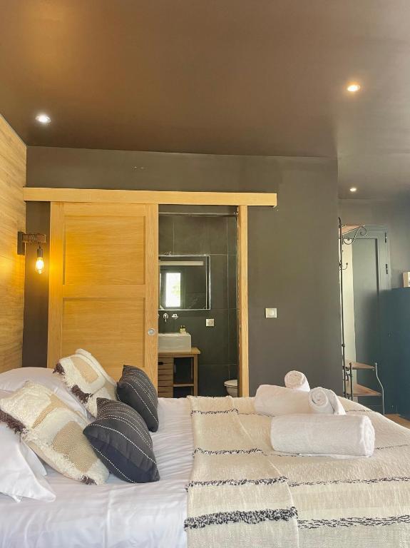 Posteľ alebo postele v izbe v ubytovaní VILLA CALIFORNIENNE with Spa, cinema, jacuzzi & pool in Mougins