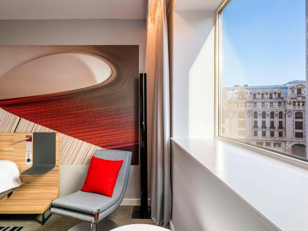 Uma área de estar em Novotel Bucharest City Centre