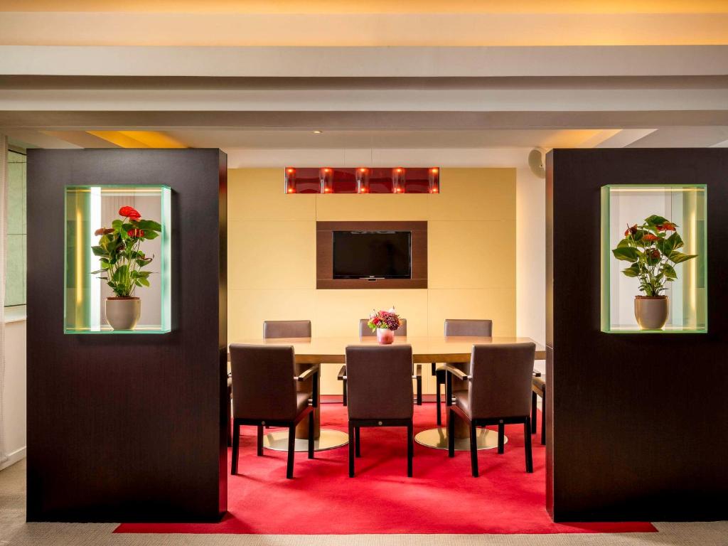 Uma TV ou centro de entretenimento em Novotel Bucharest City Centre