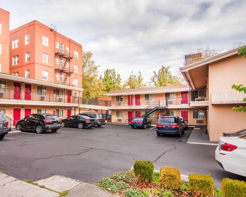 un aparcamiento con coches estacionados frente a los edificios en Econo Lodge City Center, en Portland