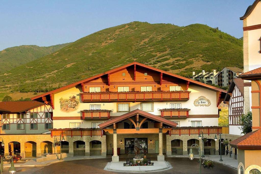 un gran edificio con una montaña en el fondo en Zermatt Utah Resort & Spa Trademark Collection by Wyndham en Midway