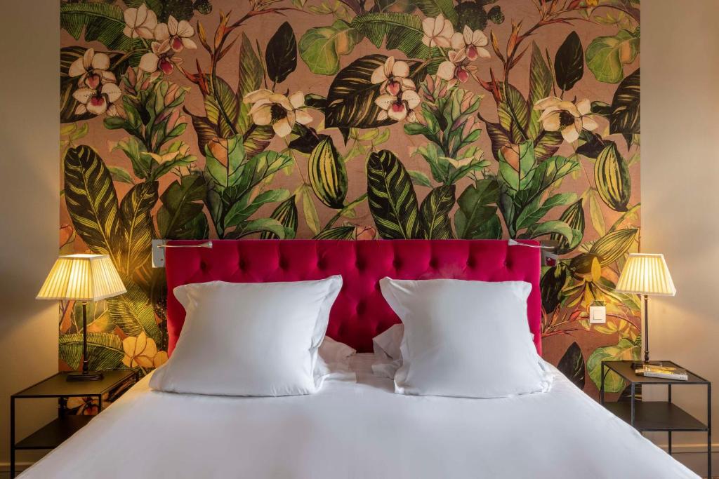 Schlafzimmer mit einem Bett mit rotem Kopfteil in der Unterkunft Best Western Plus d'Europe et d'Angleterre in Mâcon
