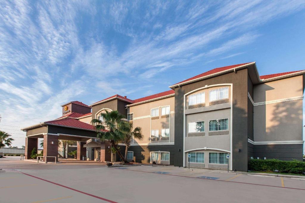 ein großes Gebäude mit einem Himmel im Hintergrund in der Unterkunft La Quinta by Wyndham Houston New Caney in New Caney