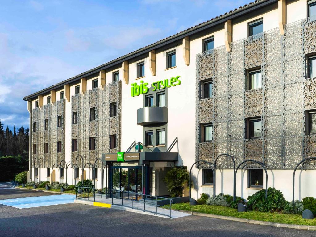 un gran edificio con un gran signo de sonrisas en ibis Styles Toulouse Nord Sesquieres, en Toulouse