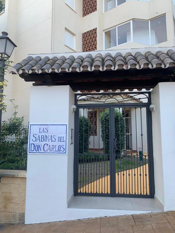 Sabinas del Don Carlos في مربلة: وضع علامة على بوابة امام مبنى