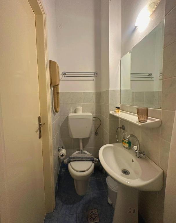 Koupelna v ubytování Vassilikon Hotel
