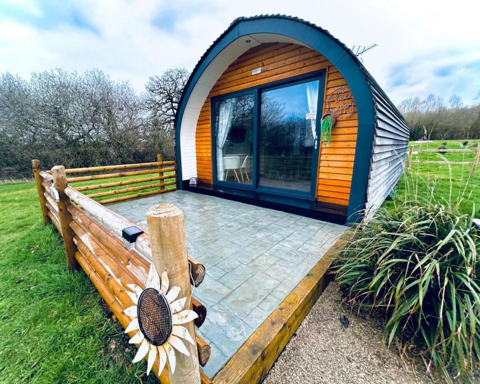 una casetta minuscola con una grande finestra e un ponte di Luxury Pod Cabin in beautiful surroundings Wrexham a Wrexham