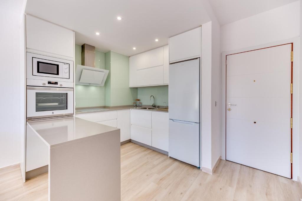 Kuchyňa alebo kuchynka v ubytovaní VB Palm Avenue 1BDR Apt