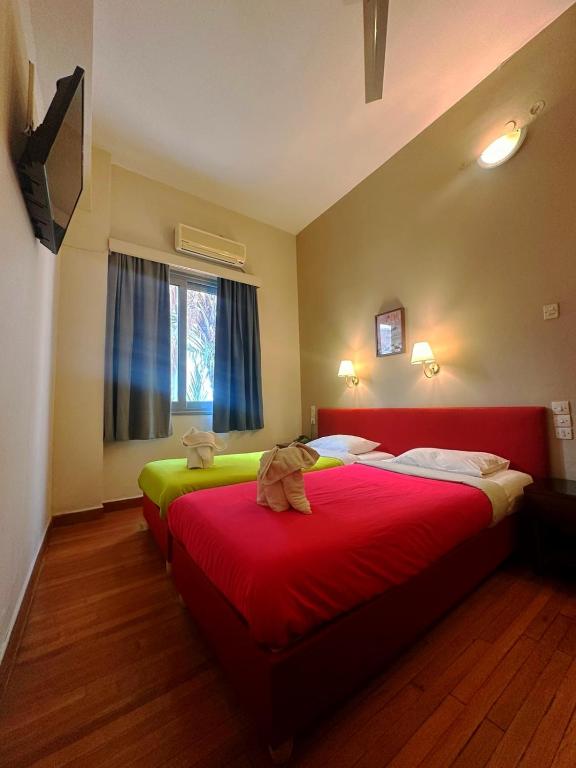 Postel nebo postele na pokoji v ubytování Vassilikon Hotel