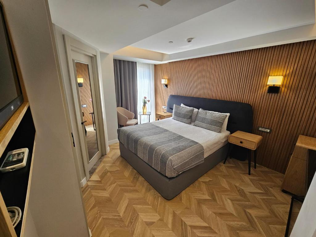 イスタンブールにあるアンテミス ホテルのベッドとデスクが備わるホテルルームです。