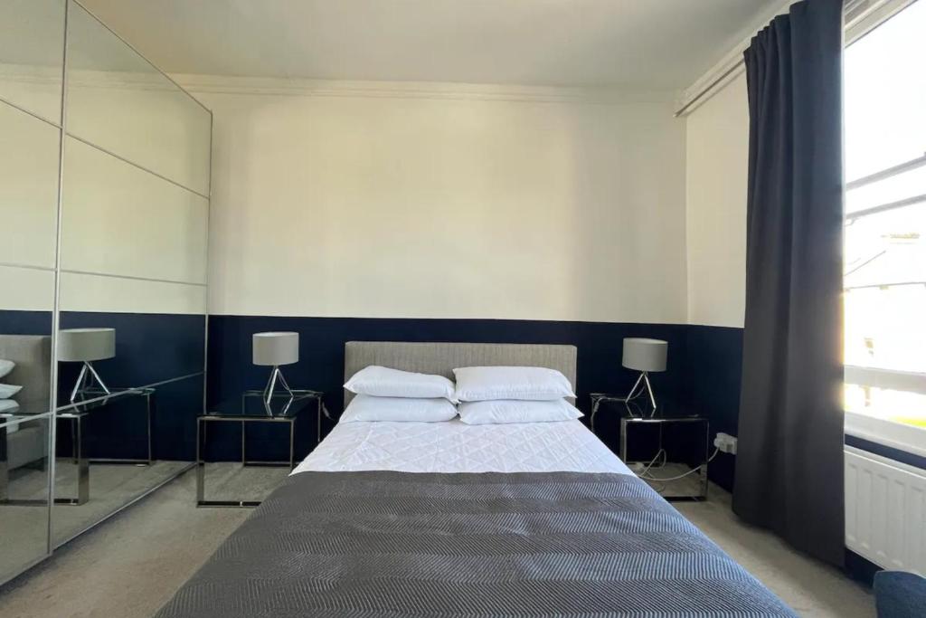 Ein Bett oder Betten in einem Zimmer der Unterkunft Lovely 1BD Flat with large windows - Highbury