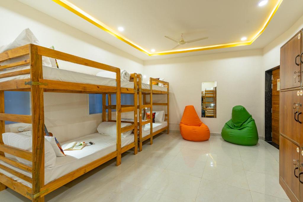 Postel nebo postele na pokoji v ubytování The Social Stays Jaipur formerly ArtBuzz