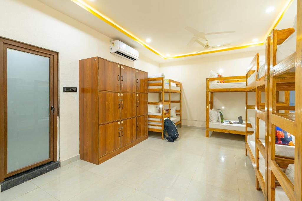 Postel nebo postele na pokoji v ubytování The Social Stays Jaipur formerly ArtBuzz