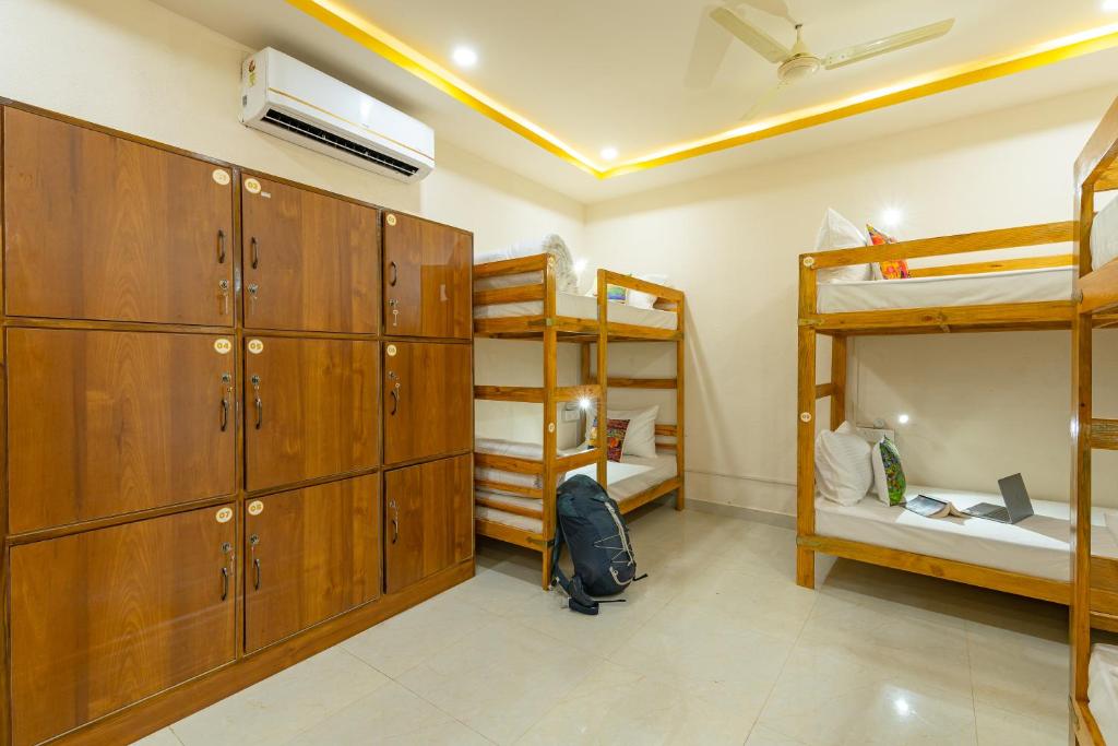 Postel nebo postele na pokoji v ubytování The Social Stays Jaipur formerly ArtBuzz