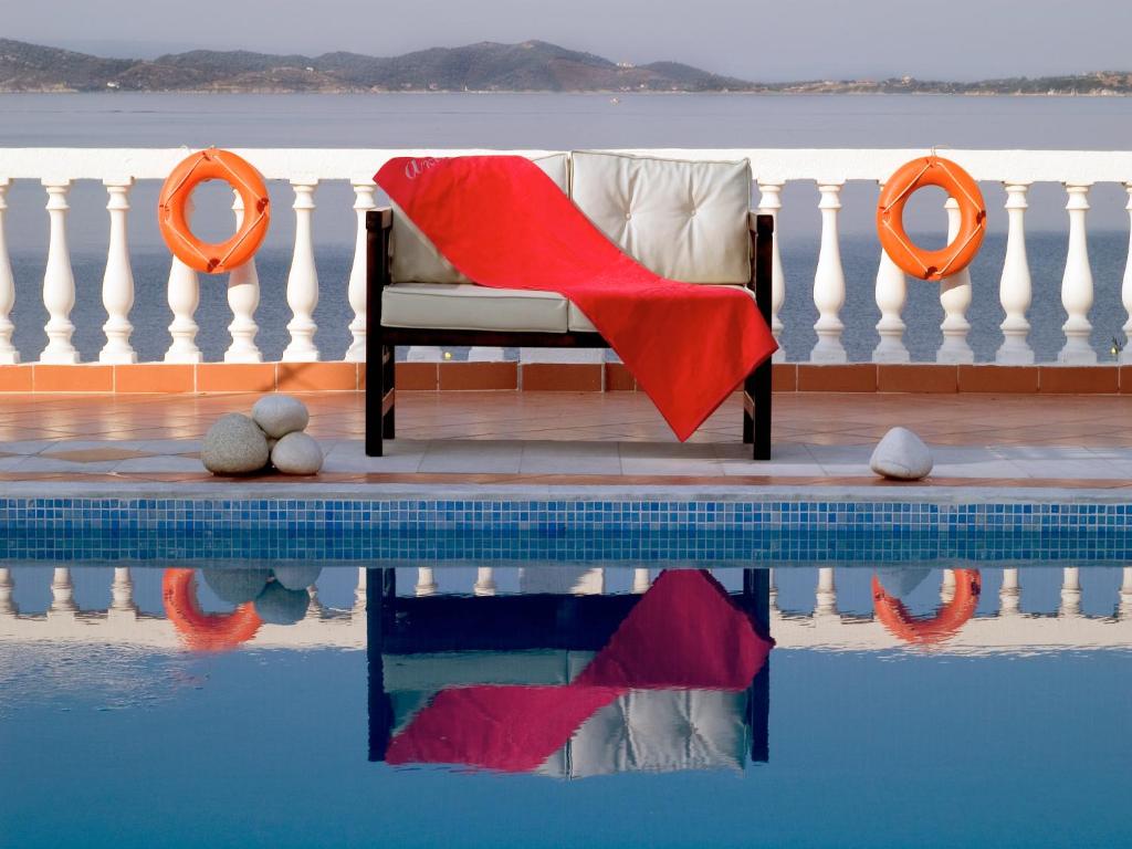 Bazén v ubytování Hotel Akti Ouranoupoli Beach Resort nebo v jeho okolí