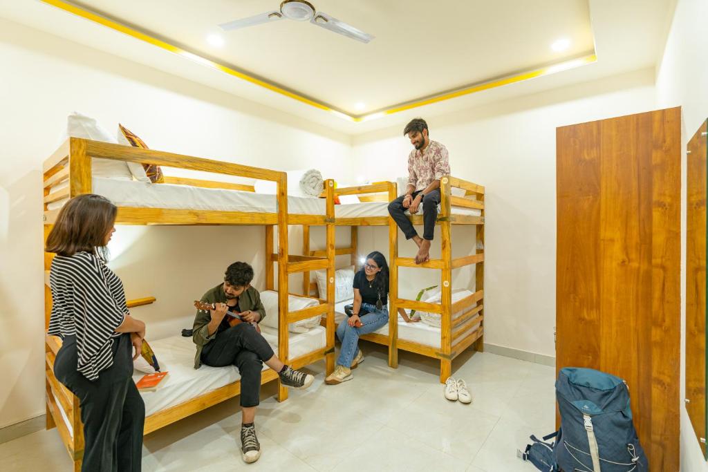 Palanda nebo palandy na pokoji v ubytování The Social Stays Jaipur formerly ArtBuzz