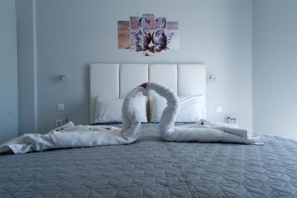 Кровать или кровати в номере Akis Villa Studios & Apartment with Pool by Hotelius