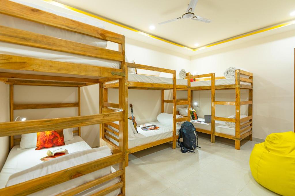 Postel nebo postele na pokoji v ubytování The Social Stays Jaipur formerly ArtBuzz