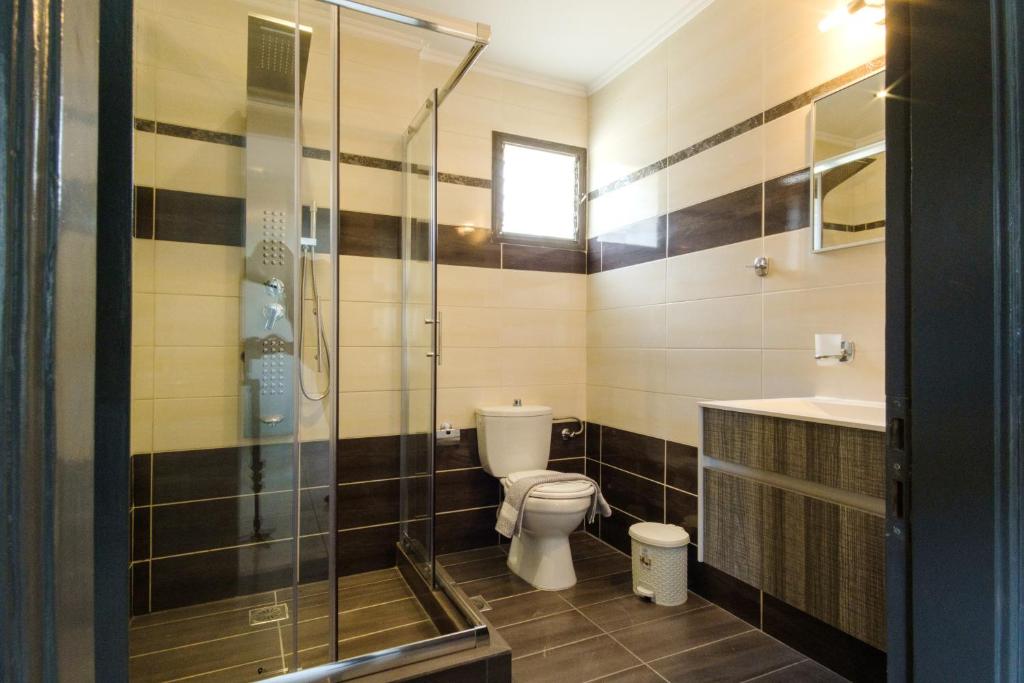Ванная комната в Akis Villa Studios & Apartment with Pool by Hotelius