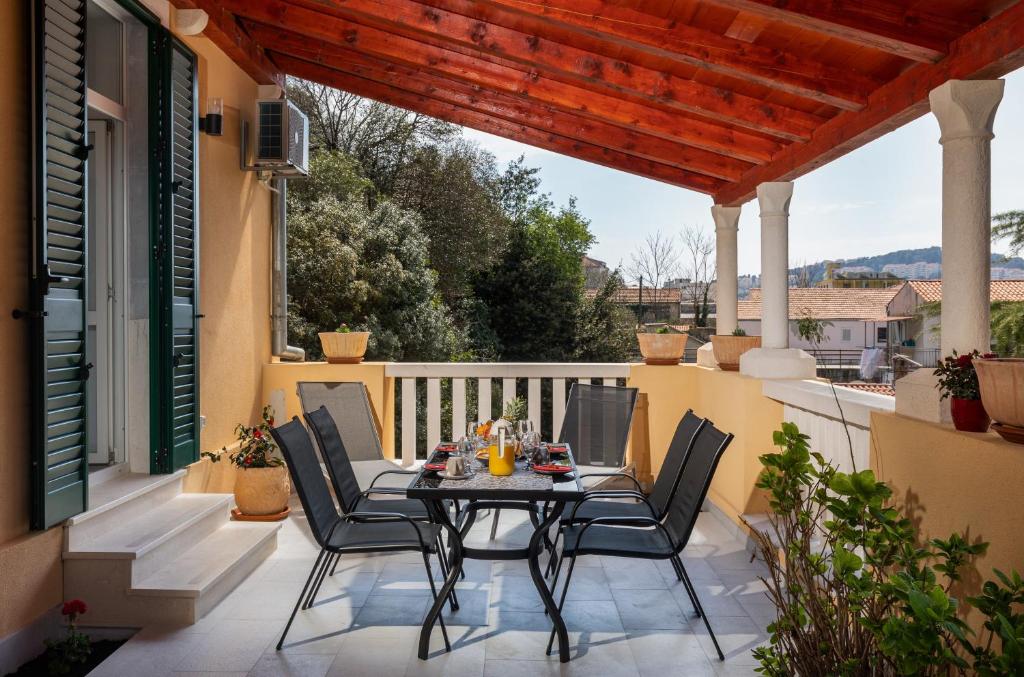 patio con mesa y sillas en el balcón en Apartment Porat, en Dubrovnik