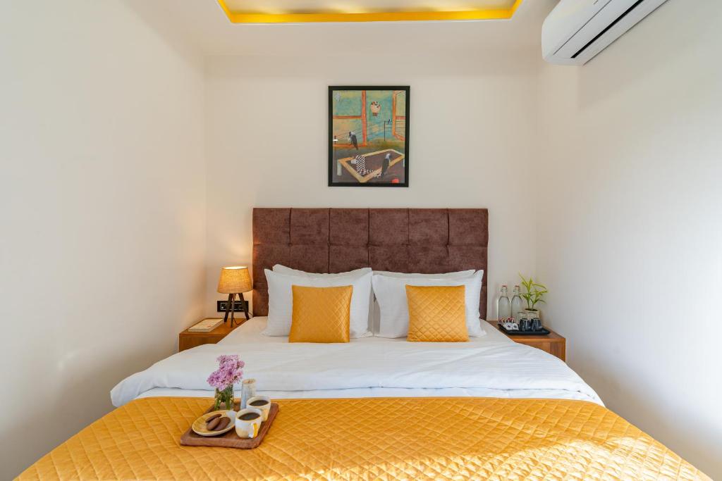 Postel nebo postele na pokoji v ubytování The Social Stays Jaipur formerly ArtBuzz