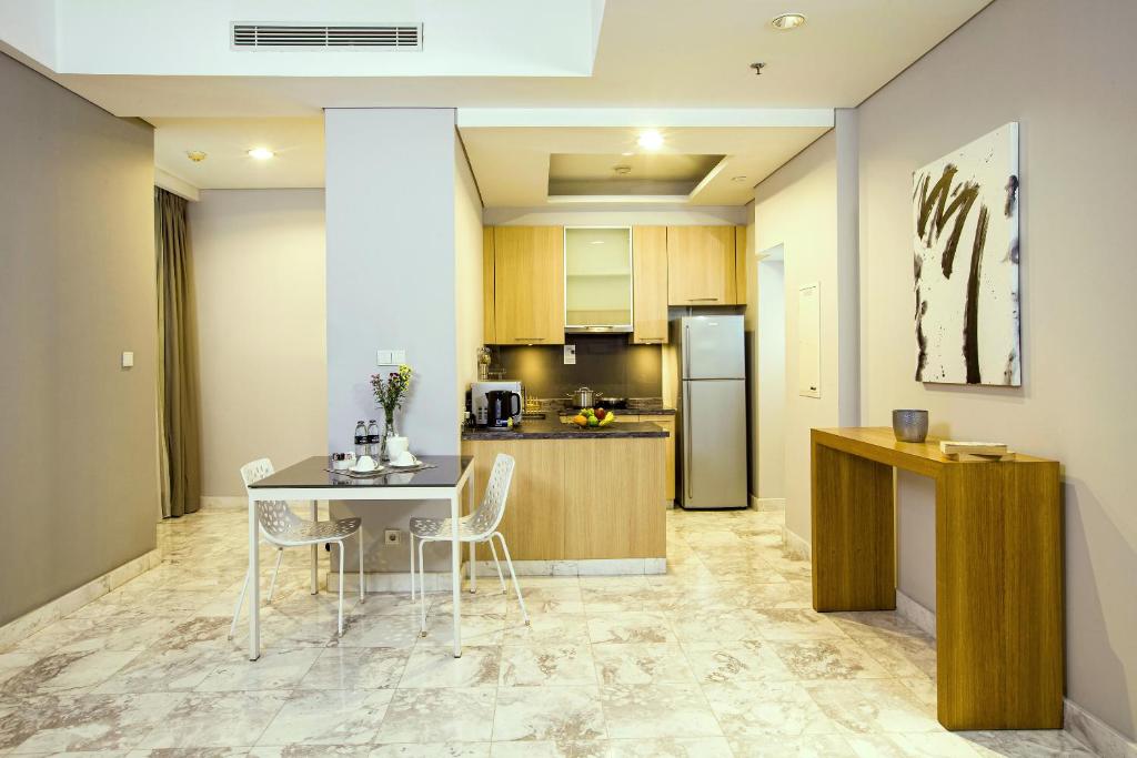 Kuchyň nebo kuchyňský kout v ubytování Fraser Residence Sudirman Jakarta