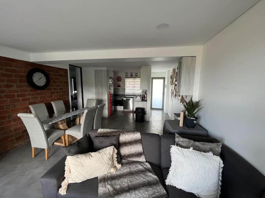 Ruang duduk di Lionel’s Garden Route Getaway