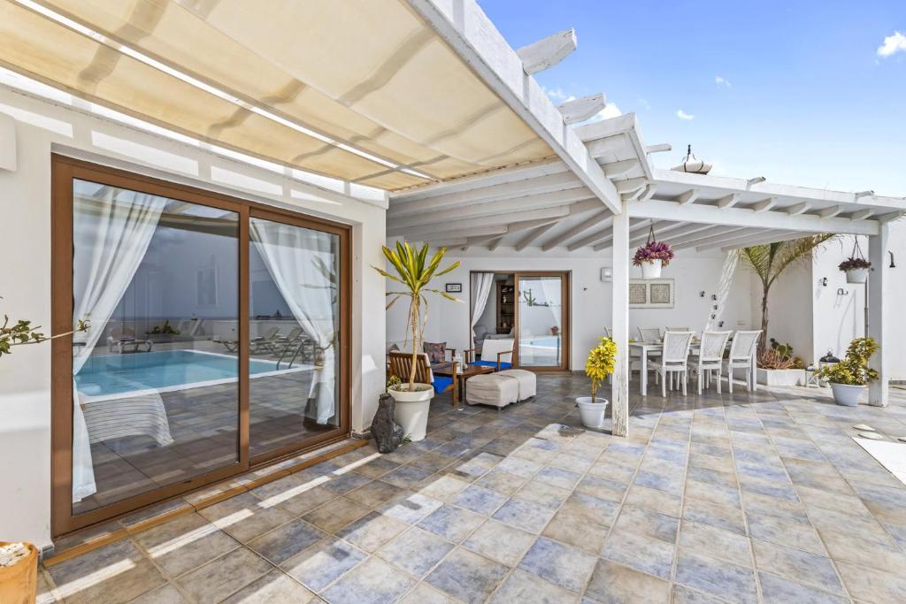 Bazén v ubytování Villa Flora - VipVipVillas nebo v jeho okolí