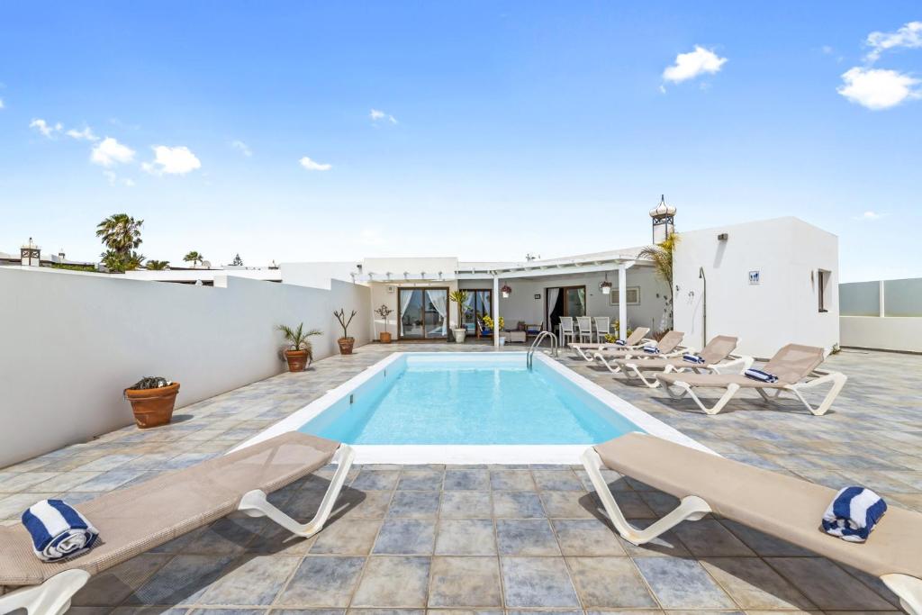 Bazén v ubytování Villa Flora - VipVipVillas nebo v jeho okolí