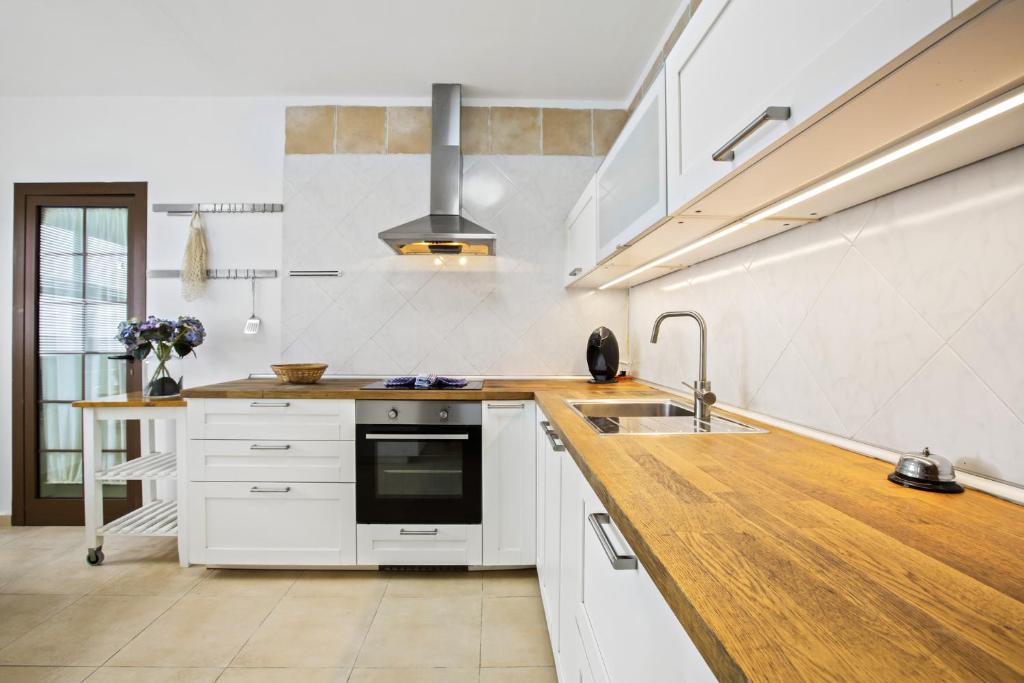 Kuchyň nebo kuchyňský kout v ubytování Villa Flora - VipVipVillas