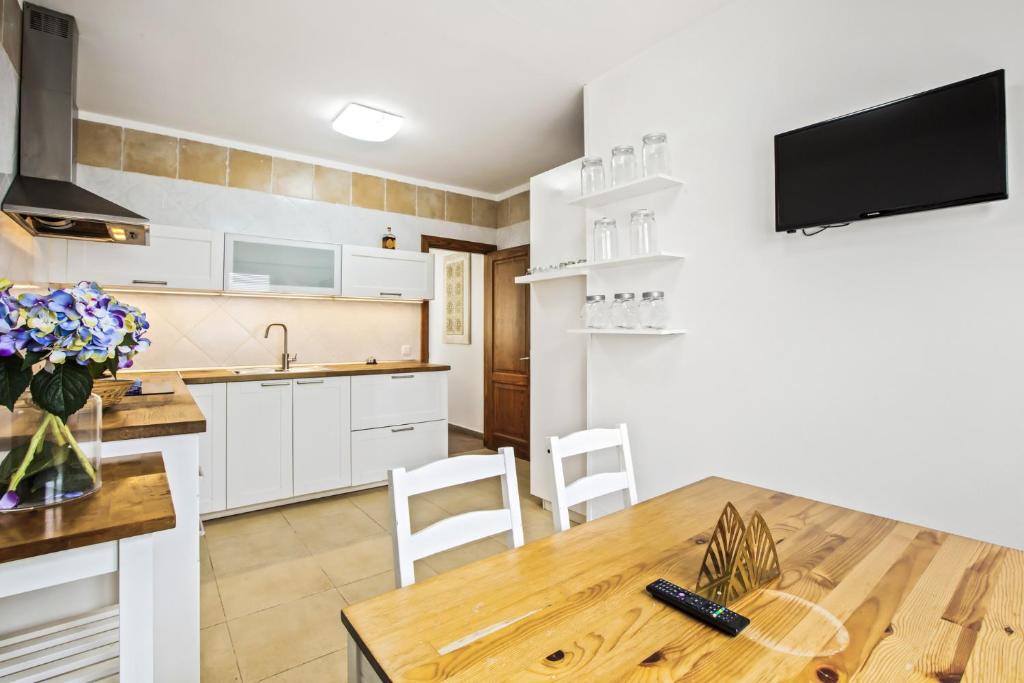Kuchyň nebo kuchyňský kout v ubytování Villa Flora - VipVipVillas