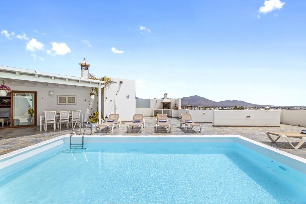 Bazén v ubytování Villa Flora - VipVipVillas nebo v jeho okolí