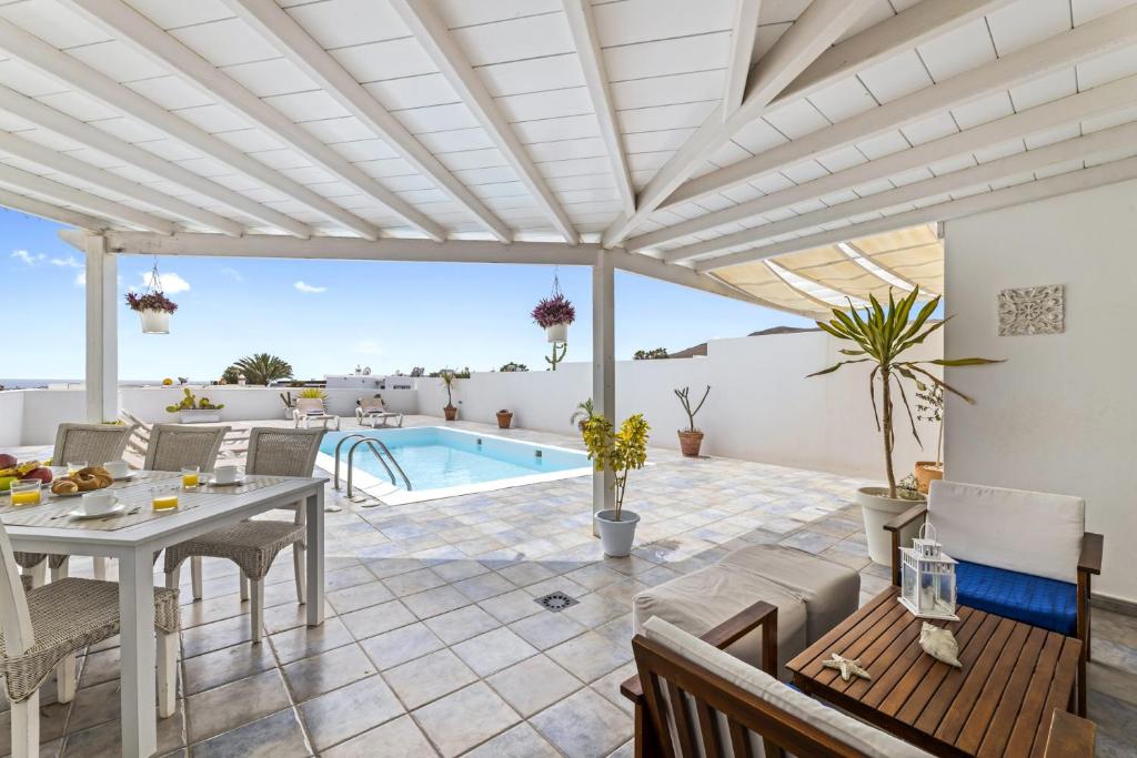 Bazén v ubytování Villa Flora - VipVipVillas nebo v jeho okolí