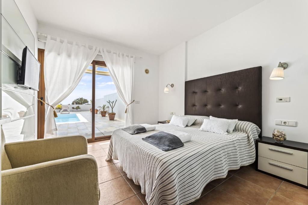 Postel nebo postele na pokoji v ubytování Villa Flora - VipVipVillas