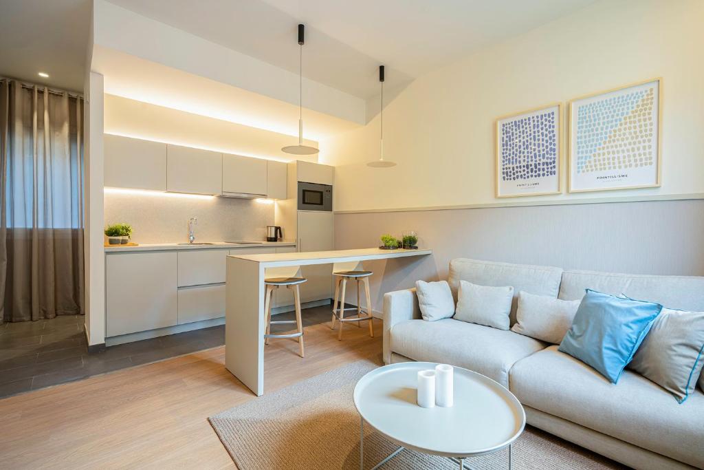 sala de estar con sofá y mesa en Fisa Rentals Ramblas Apartments, en Barcelona