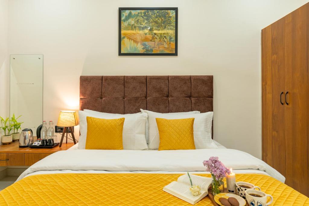 Postel nebo postele na pokoji v ubytování The Social Stays Jaipur formerly ArtBuzz