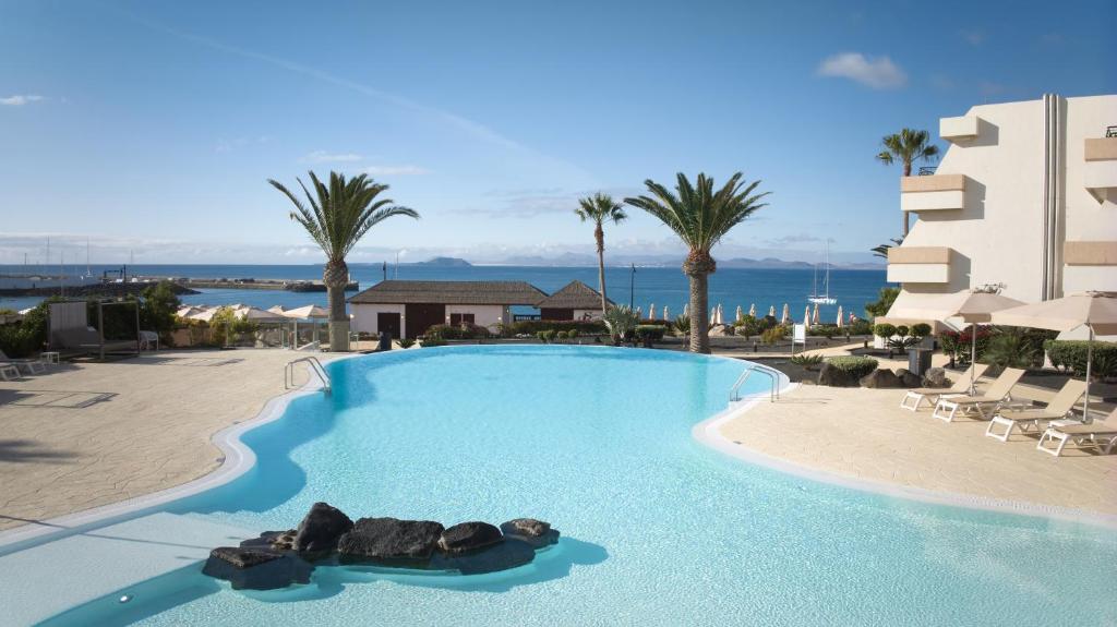 Bazén v ubytování Dreams Lanzarote Playa Dorada Resort & Spa nebo v jeho okolí